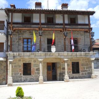 Fachada del Ayuntamiento de Piedralaves